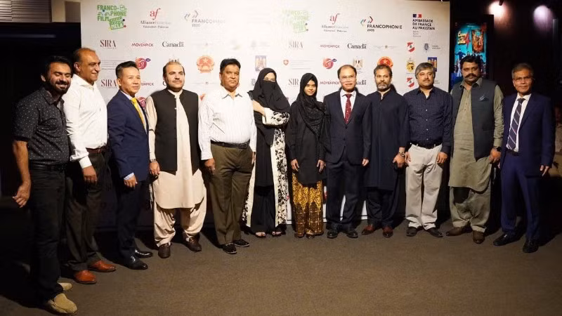 Đại sứ Phạm Anh Tuấn chụp ảnh kỷ niệm với các đại biểu khách mời Pakistan và bạn bè quốc tế đến tham dự Tuần lễ phim.