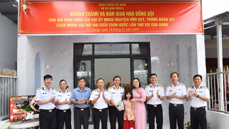 Chuẩn Đô đốc Ngô Văn Thành và đại diện lãnh đạo đơn vị bàn giao nhà đồng đội cho gia đình Đại úy quân nhân chuyên nghiệp Phạm Hữu Quý. (Ảnh: Vùng 5 Hải quân cung cấp)