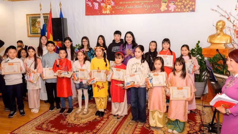 Đại sứ Phạm Thị Thanh Bình đã trao giấy khen cho các em học sinh có thành tích tốt trong học tập tiếng Việt năm học 2025. (Ảnh do Đại sứ quán Việt Nam tại Phần Lan cung cấp)