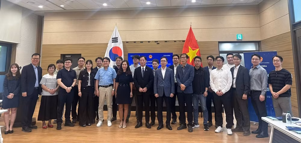 Các nhà đầu tư, doanh nghiệp vừa và nhỏ Hàn Quốc tham dự Tọa đàm “Thúc đẩy hợp tác đầu tư trong lĩnh vực chip bán dẫn, điện tử Việt Nam-Hàn Quốc” chụp ảnh kỷ niệm. (Ảnh: Đại sứ quán Việt Nam tại Hàn Quốc cung cấp)