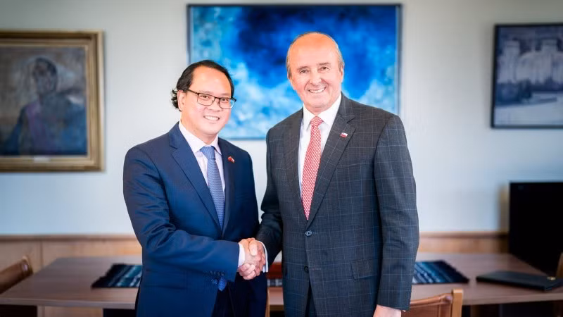 Đại sứ Nguyễn Việt Cường và Thứ trưởng Ngoại giao Chile Patricio Torres. (Ảnh: Đại sứ quán Việt Nam tại Chile cung cấp)