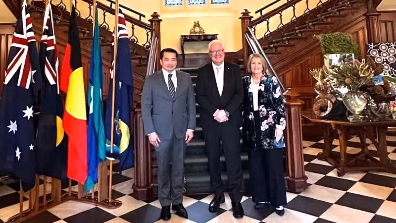 Tổng Lãnh sự Phạm Hải Anh chụp ảnh kỷ niệm cùng Thống đốc bang Tây Australia Christopher Dawson. (Ảnh: Tổng Lãnh sự Việt Nam tại Perth cung cấp)