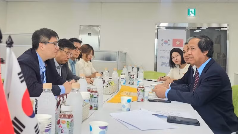 Quang cảnh buổi làm việc. 