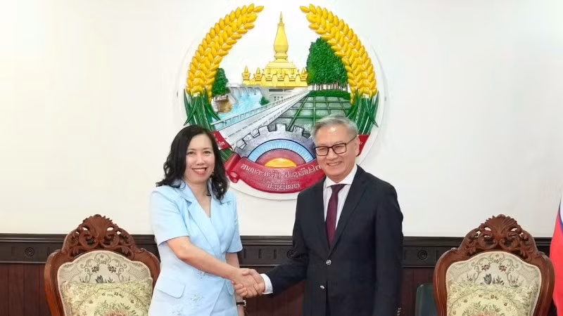 Thứ trưởng Ngoại giao Lê Thị Thu Hằng chào xã giao Phó Thủ tướng, Bộ trưởng Ngoại giao Lào Thongsavanh Phomvihane. (Ảnh: Ủy ban Nhà nước về người Việt Nam ở nước ngoài cung cấp)