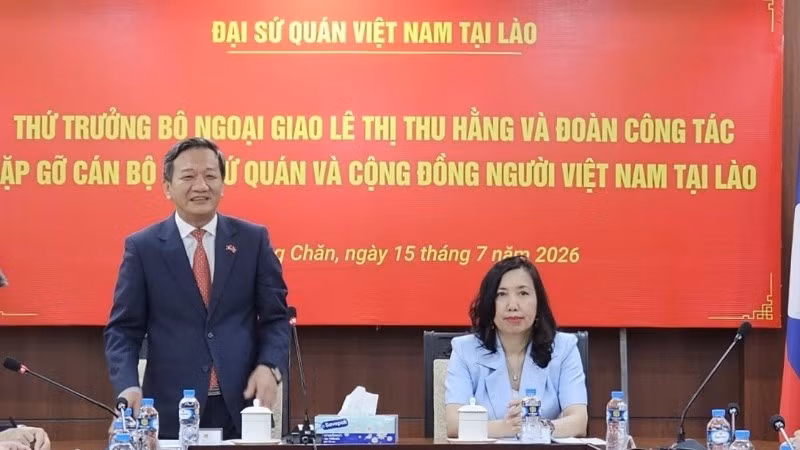 Thứ trưởng Ngoại giao Lê Thị Thu Hằng gặp gỡ cộng đồng người Việt tại Lào. (Ảnh: Ủy ban Nhà nước về người Việt Nam ở nước ngoài cung cấp)