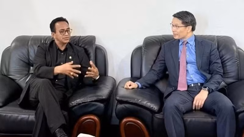 Đại biện Phạm Bình Đàm làm việc với Bộ trưởng Tư pháp Timor-Leste Sérgio Hornai. (Ảnh: Đại sứ quán Việt Nam tại Timor-Leste)