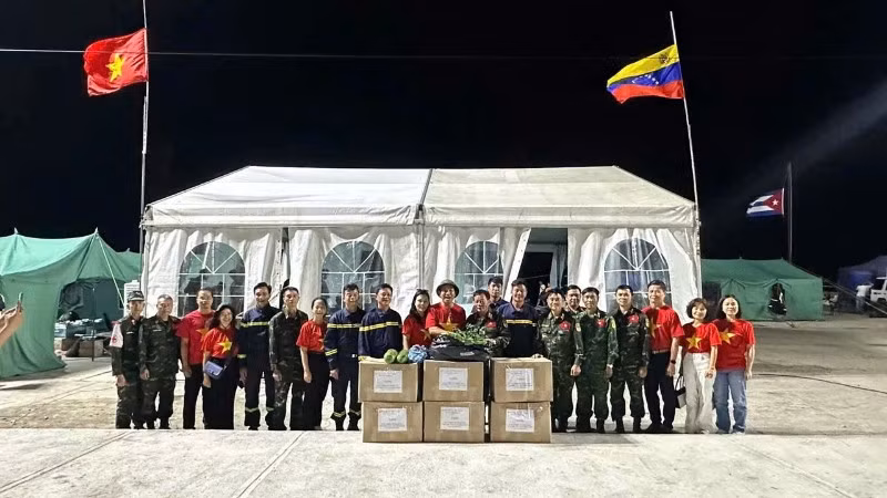 Đoàn công tác của Đại sứ quán Việt Nam tại Venezuela do Đại sứ Vũ Trung Mỹ dẫn đầu đã đến hiện trường thăm hỏi, động viên cán bộ, chiến sĩ của đoàn cứu hộ Việt Nam. (Ảnh: Đại sứ quán Việt Nam tại Venezuela cung cấp)