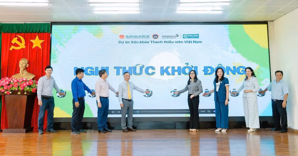 Các đại biểu bấm nút khởi động Chương trình Sức khỏe Thanh thiếu niên Việt Nam giai đoạn 2026-2029 tại Cần Thơ. (Ảnh: Plan International Việt Nam cung cấp)