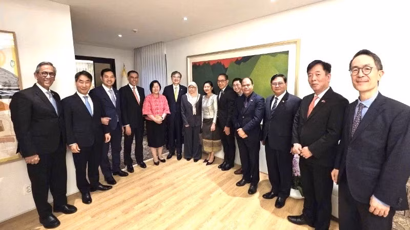 Bộ trưởng Ngoại giao Hàn Quốc Cho Hyun, Đại sứ các nước ASEAN tại Hàn Quốc và các khách mời chụp ảnh kỷ niệm. (Ảnh do Đại sứ quán Việt Nam tại Hàn Quốc cung cấp)