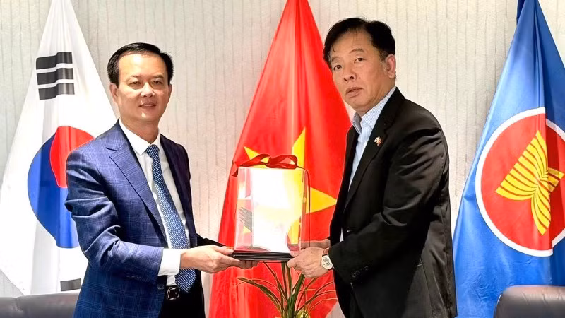 Đại sứ Vũ Hồ (bên phải) và Phó Chủ tịch Thường trực Ủy ban nhân dân tỉnh Hà Tĩnh Trần Báu Hà.