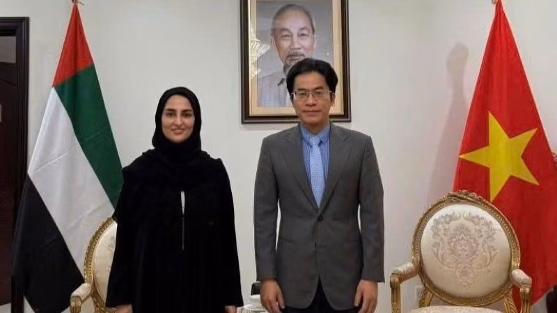 Đại sứ Nguyễn Thanh Diệp và bà Somaya Abdul Kareem, Giám đốc nhân sự của Sharaf Group. (Ảnh do Đại sứ quán Việt Nam tại UAE cung cấp)