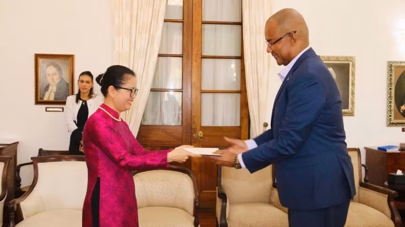 Đại sứ Trần Thị Thu Thìn trình Thư Ủy nhiệm của Tổng Bí thư, Chủ tịch nước Tô Lâm lên Tổng thống Cộng hòa Seychelles Patrick Herminie.
