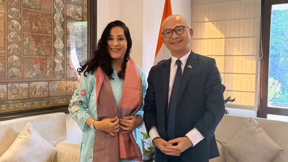 Đại sứ Trịnh Minh Mạnh và bà K. Nandini Singla, Giám đốc điều hành Hội đồng Giao lưu Văn hóa Ấn Độ. (Ảnh: Đại sứ quán Việt Nam tại Ấn Độ cung cấp)