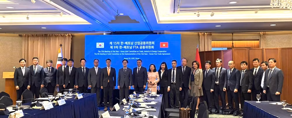Đại biểu hai nước tham dự Kỳ họp lần thứ 15 Ủy ban hỗn hợp về hợp tác thương mại, công nghiệp và năng lượng Việt Nam-Hàn Quốc chụp ảnh kỷ niệm. (Ảnh: Đại sứ quán Việt Nam tại Hàn Quốc cung cấp)