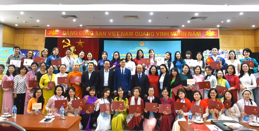 Ban tổ chức trao Giấy chứng nhận tốt nghiệp khóa tập huấn cho các học viên. (Ảnh: Ủy ban Nhà nước về người Việt Nam ở nước ngoài cung cấp)