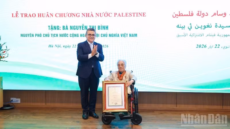 Thay mặt Tổng thống Nhà nước Palestine Mahmoud Abbas, Đại sứ Saadi Salama trao tặng Huân chương “Ngôi sao Công trạng” của Nhà nước Palestine tới nguyên Phó Chủ tịch nước Nguyễn Thị Bình. (Ảnh: ĐINH HÒA)