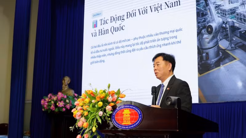 Đại sứ Việt Nam tại Hàn Quốc Vũ Hồ phát biểu tại Hội thảo.