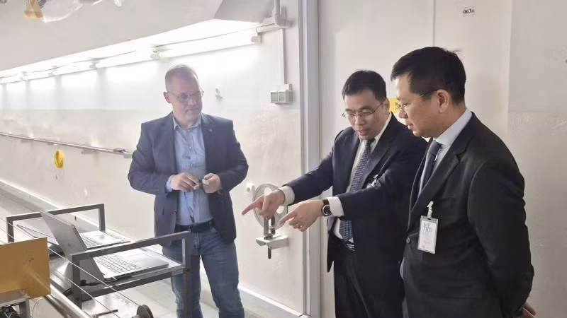 Chủ tịch Ủy ban Tiêu chuẩn Đo lường chất lượng quốc gia, Bộ Khoa học và Công nghệ Việt Nam Nguyễn Nam Hải, Đại sứ Hà Hoàng Hải trao đổi với lãnh đạo Tổng cục Đo lường quốc gia, Bộ Phát triển và Công nghệ Ba Lan. (Ảnh do Đại sứ quán Việt Nam tại Ba Lan cung cấp)