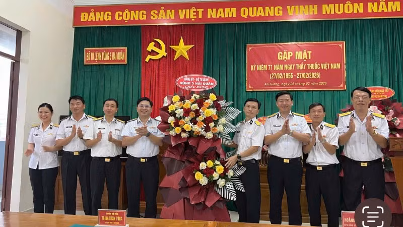 Chuẩn Đô đốc Trịnh Xuân Tùng, Tư lệnh Vùng 5 Hải quân tổ chức gặp mặt kỷ niệm 71 năm Ngày Thầy thuốc Việt Nam. (Ảnh: Công Lịch)