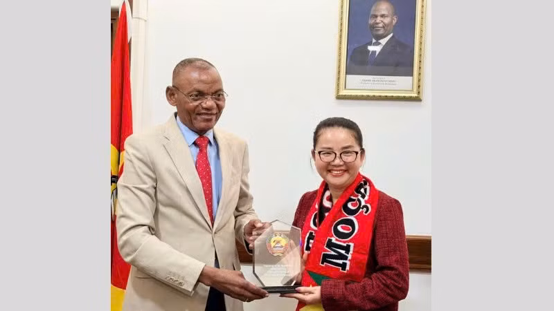 Bộ trưởng Nội vụ Mozambique Paulo Chachine và Đại sứ Trần Thị Thu Thìn. (Ảnh: Đại sứ quán Việt Nam tại Mozambique)