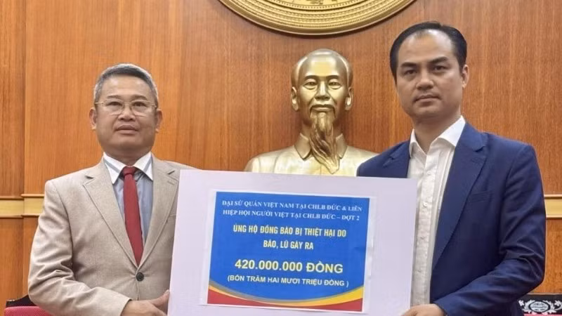 Ông Nguyễn Quang Anh, Phó Chủ tịch Liên hiệp hội người Việt tại Cộng hòa Liên bang Đức chuyển 420 triệu đồng cho Ủy ban Trung ương Mặt trận Tổ quốc Việt Nam hỗ trợ bà con vùng lũ.
