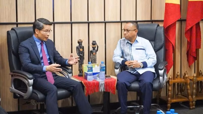 Đại biện Phạm Bình Đàm và Bộ trưởng Thương mại và Công nghiệp Timor-Leste Filipus Nino Pereira. (Ảnh do Đại sứ quán Việt Nam tại Timor-Leste cung cấp)