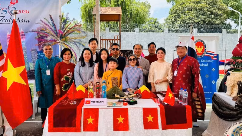 Cán bộ Đại sứ quán Việt Nam chụp ảnh kỷ niệm tại khu trưng bày, giới thiệu của Đại sứ quán tại sự kiện “ASEAN Village”. (Ảnh do Đại sứ quán Việt Nam tại Pakistan cung cấp)