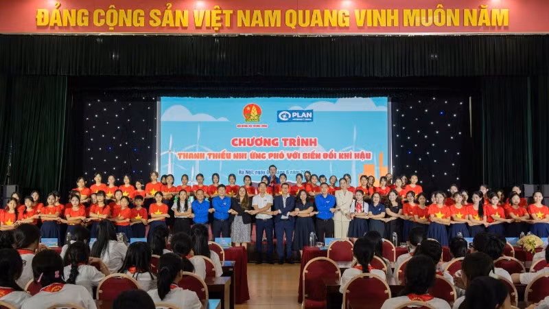 Các đại biểu tham dự chương trình chụp ảnh kỷ niệm. 