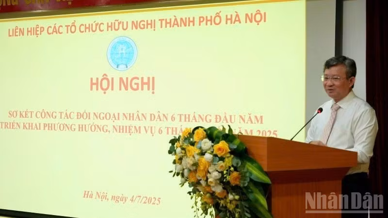 Chủ tịch Liên hiệp các tổ chức hữu nghị thành phố Hà Nội Nguyễn Ngọc Kỳ phát biểu tại hội nghị. (Ảnh: KHÁNH LAN)