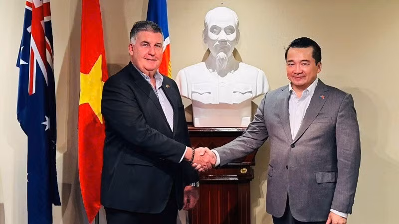 Tổng Lãnh sự Phạm Hải Anh và ông David Morgan, Chủ tịch Hội đồng Doanh nghiệp tây Australia-Việt Nam. (Ảnh do Tổng Lãnh sự Việt Nam tại tây Australia cung cấp)
