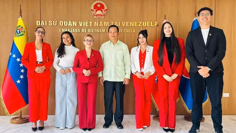 Đại sứ Vũ Trung Mỹ chụp ảnh kỷ niệm cùng nhóm sinh viên nghiên cứu về Việt Nam. (Ảnh do Đại sứ quán Việt Nam tại Venezuela cung cấp)