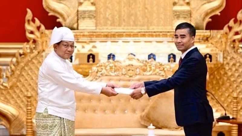 Đại sứ Nguyễn Anh Đức trình Quốc thư lên Tổng thống Myanmar Min Aung Hlaing. (Ảnh: Đại sứ quán Việt Nam tại Myanmar cung cấp)