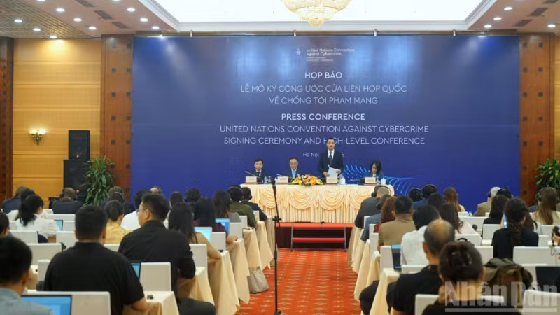 Quang cảnh họp báo quốc tế về Lễ mở ký Công ước của Liên hợp quốc về chống tội phạm mạng. (Ảnh: TRUNG HƯNG)
