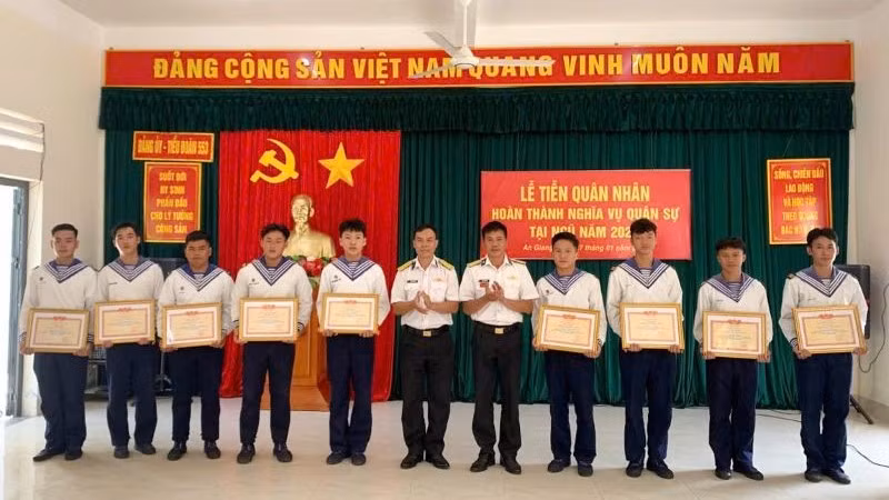 Chỉ huy Tiểu đoàn 553 trao thưởng cho các chiến sĩ có thành tốt. (Ảnh do Vùng 5 Hải quân cung cấp)