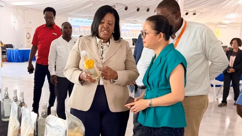 Thống đốc tỉnh Margarida Chongo giới thiệu với Đại sứ Trần Thị Thu Thìn về một số sản phẩm của địa phương. (Ảnh: Đại sứ quán Việt Nam tại Mozambique)