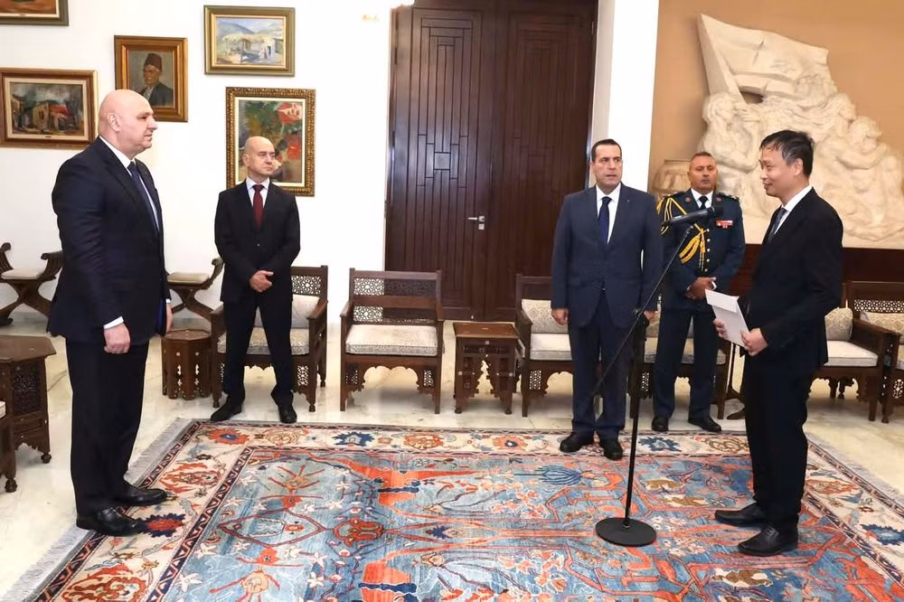 Đại sứ Nguyễn Nam Dương trình Thư Ủy nhiệm lên Tổng thống Cộng hòa Lebanon Joseph Aoun. (Ảnh: Đại sứ Việt Nam tại Ai Cập cung cấp)