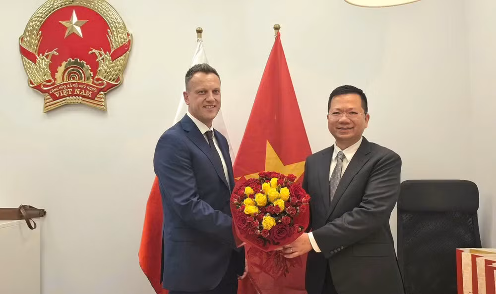 Đại sứ Hà Hoàng Hải chúc mừng ông Filip Marcinkiewicz - tân Lãnh sự danh dự Việt Nam tại thành phố Krakow. (Ảnh: Đại sứ quán Việt Nam tại Ba Lan)