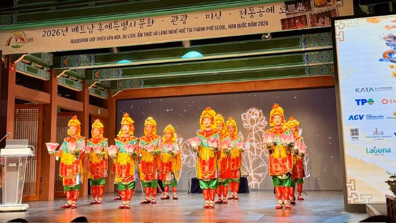 Một trong những tiết mục nghệ thuật truyền thống của Huế được các nghệ sĩ biểu diễn tại chương trình. 
