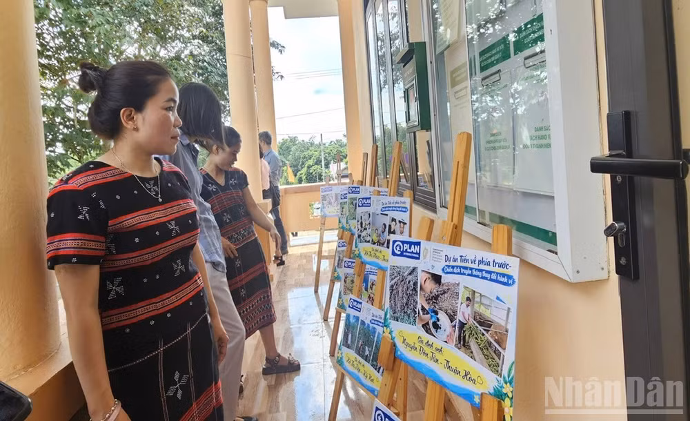 Phụ nữ xã Lìa tích cực tham gia vào các hoạt động truyền thông nhằm nâng cao nhận thức. (Ảnh: KHÁNH LAN)