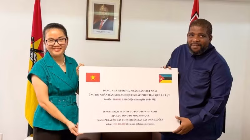 Đại sứ Trần Thị Thu Thìn trao khoản hỗ trợ trị giá 100.000 USD tới Tổng Thư ký Đảng Mặt trận Giải phóng Mozambique Chakil Aboobacar. (Ảnh do Đại sứ quán Việt Nam tại Mozambique cung cấp)
