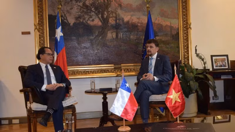 Đại sứ Nguyễn Việt Cường và Chủ tịch Ủy ban Đối ngoại Hạ viện Stephan Schubert. (Ảnh do Đại sứ quán Việt Nam tại Chile cung cấp)