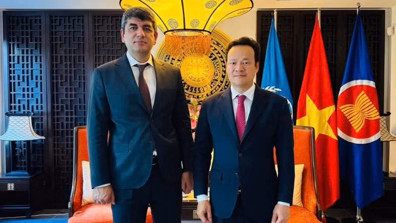 Đại sứ Mai Phan Dũng và Đại sứ Sharaf Sheralizoda. (Ảnh do Phái đoàn Việt Nam tại Geneva cung cấp)