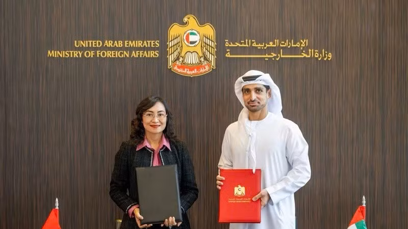 Thứ trưởng Công thương Việt Nam Phan Thị Thắng và Trợ lý Bộ trưởng Ngoại giao UAE phụ trách Khoa học và Công nghệ tiên tiến Imran Sharaf thống nhất thông qua và ký kết Biên bản Kỳ họp. (Ảnh do Đại sứ quán Việt Nam tại UAE cung cấp)