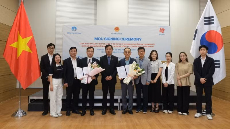 Đại sứ Vũ Hồ chụp ảnh cùng các đại biểu tham dự lễ ký kết. (Ảnh do Đại sứ quán Việt Nam tại Hàn Quốc cung cấp)