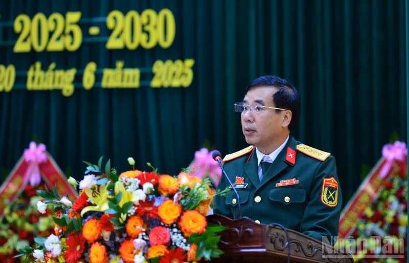 Đại tá Phạm Văn Đông, Chủ nhiệm Chính trị Quân khu 4 phát biểu chỉ đạo Đại hội.