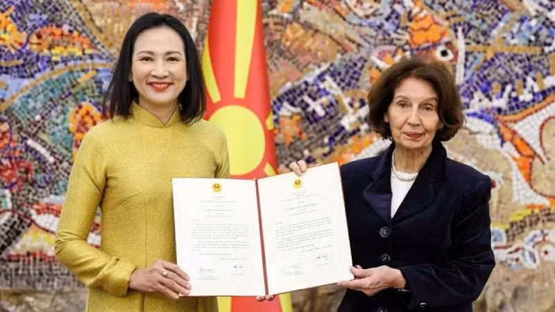 Đại sứ Nguyễn Thị Minh Nguyệt trình Thư ủy nhiệm của Chủ tịch nước Lương Cường lên Tổng thống Bắc Macedonia Gordana Siljanovska-Davkova. (Ảnh: Đại sứ quán Việt Nam tại Bulgaria)