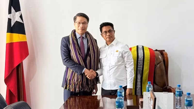 Đại biện Việt Nam tại Timor-Leste Phạm Bình Đàm và Phó Thủ tướng, Bộ trưởng Điều phối các vấn đề xã hội, kiêm Bộ trưởng Phát triển Nông thôn và Nhà ở cộng đồng Timor-Leste Mariano Assanami Sabino Lopes. (Ảnh: Đại sứ quán Việt Nam tại Timor-Leste)