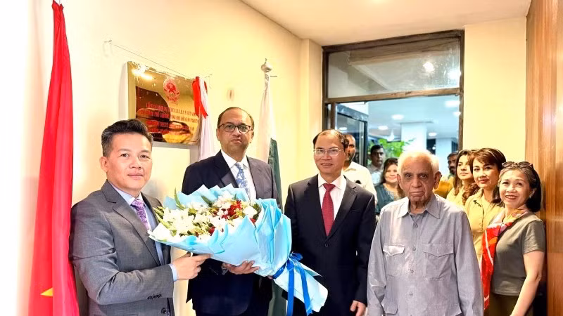 Đại sứ Phạm Anh Tuấn (đứng giữa) tặng hoa chúc mừng ông Rizwan Fareed, Lãnh sự danh dự Việt Nam và khai trương Văn phòng Lãnh sự danh dự Việt Nam tại Lahore. (Ảnh: Đại sứ quán Việt Nam tại Pakistan)