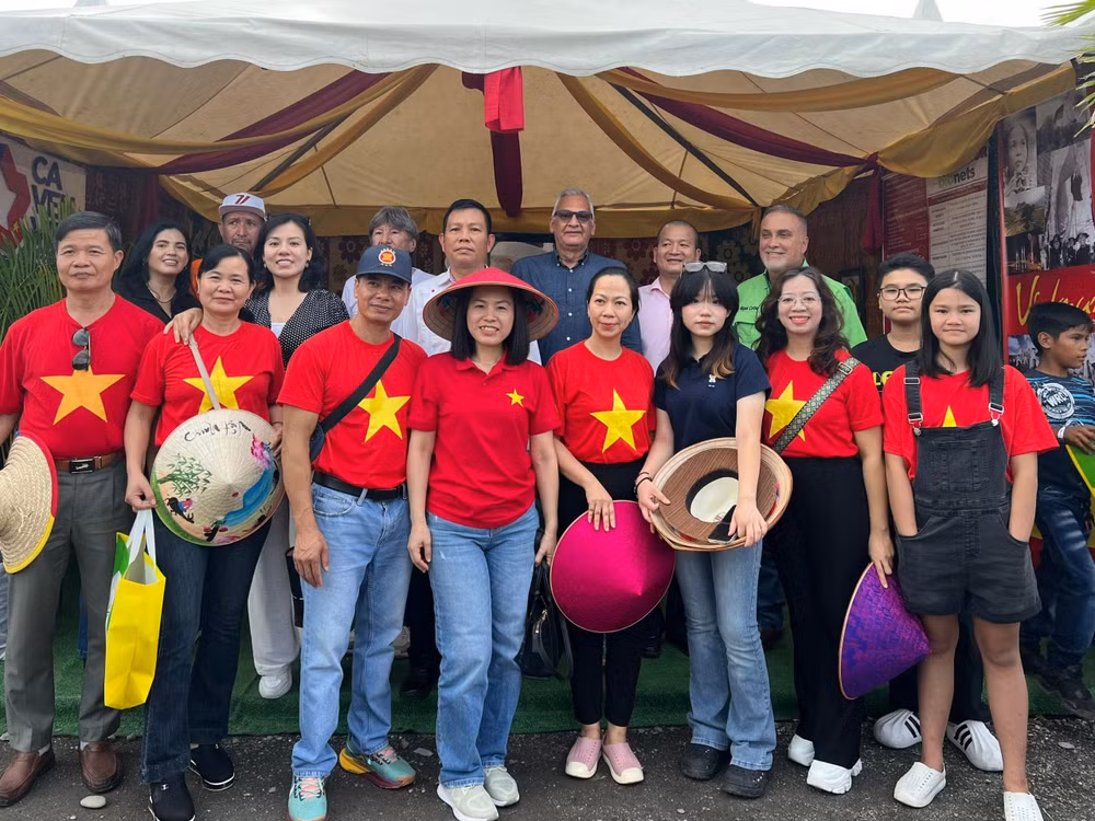can-bo-dsq-vn-tai-venezuela-tai-gian-hang-viet-nam-tai-hoi-cho-quoc-te-paez-2025-1.jpg