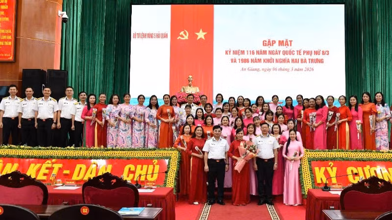 Chuẩn Đô đốc Trịnh Xuân Tùng và lãnh đạo, chỉ huy các cơ quan, đơn vị và đông đảo cán bộ, hội viên phụ nữ dự lễ kỷ niệm chụp ảnh kỷ niệm. (Ảnh do Vùng 5 Hải quân cung cấp)